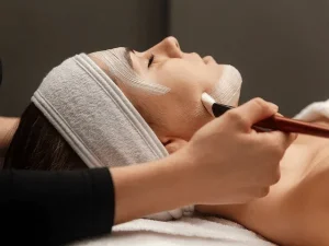 Image illustrant un soin du visage à domicile, avec ambiance cocooning et produits Beauté Simple.